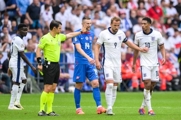 Soccer, UEFA EURO 2024 Round of 16, 20240630, England Slovakia In picture Referee Halil MELER TUR , Harry KANE England, 9 sends off Jude BELLINGHAM England, 10 away Reklmieren Gelsenkirchen Arena auf Schalke Nordrhein Westfalen Germany Copyright: Passion2Press MarkusxFischerx