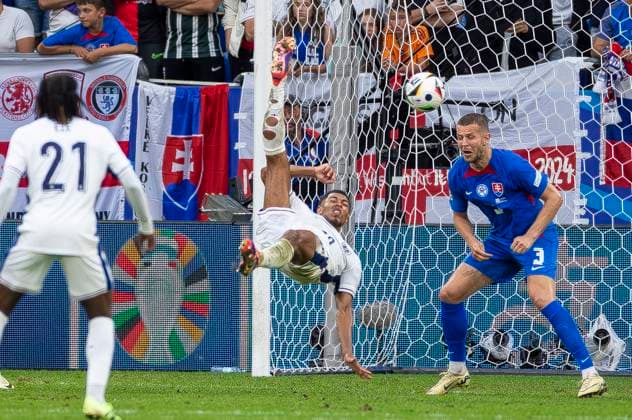 Sport Themen der Woche KW26 Sport Bilder des Tages EURO 2024, England - Slowakei UEFA EURO, EM, Europameisterschaft,Fussball 2024: England - Slowakei; 30.06.2024 Jude Bellingham (England, 10) erzielt das Tor zum 1:1 Ausgleich per Fallrückzieher. UEFA EURO 2024: England - Slowakei; Arena AufSchalke, Gelsenkirchen am 30.06.2024 *** UEFA EURO 2024 England Slovakia 30 06 2024 Jude Bellingham England, 10 scores the 1-1 equalizer with a bicycle kick UEFA EURO 2024 England Slovakia Arena AufSchalke, Gelsenkirchen on 30 06 2024 Copyright: xBEAUTIFULxSPORTS Meuselx