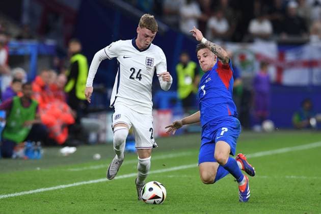 Soccer UEFA EURO 2024 Round of 16 England Slovakia on 30 06 2024 at the Arena AufSchalke in Gelsenkirchen Cole Palmer England , left Tomas Suslov Slovakia , right xRx