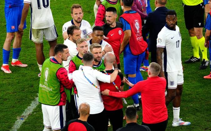 EURO 2024, England - Slowakei A scuffle between both sides breaks out at full time England v Slovakia, UEFA European Championship, EM, Europameisterschaft 2024, Round of 16, Football, Arena AufSchalke, Gelsenkirchen, Germany - 30 Jun 2024 EDITORIAL USE ONLY No use with unauthorised audio, video, data, fixture lists, club league logos or live services. Online in-match use limited to 120 images, no video emulation. No use in betting, games or single club league player publications. Copyright: xDavexShopland Shutterstockx 14562222ep