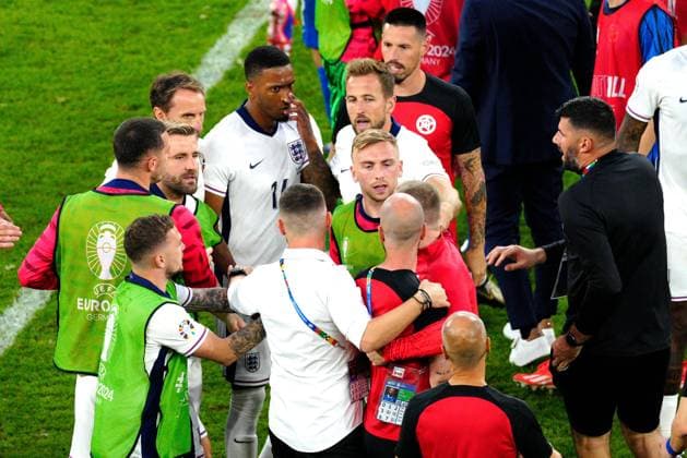 EURO 2024, England - Slowakei A scuffle between both sides breaks out at full time England v Slovakia, UEFA European Championship, EM, Europameisterschaft 2024, Round of 16, Football, Arena AufSchalke, Gelsenkirchen, Germany - 30 Jun 2024 EDITORIAL USE ONLY No use with unauthorised audio, video, data, fixture lists, club league logos or live services. Online in-match use limited to 120 images, no video emulation. No use in betting, games or single club league player publications. Copyright: xDavexShopland Shutterstockx 14562222en