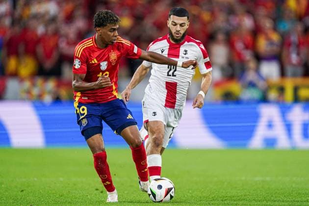 2024-06-30 Spain v Georgia - Round of 16 - UEFA EURO, EM, Europameisterschaft,Fussball 2024 COLOGNE, GERMANY - JUNE 30: Lamine Yamal of Spain dribbles during the Round of 16 - UEFA EURO 2024 match between Spain and Georgia at Cologne Stadium on June 30, 2024 in Cologne, Germany. (Photo by Joris Verwijst BSR Agency) Cologne Germany Content not available for redistribution in The Netherlands directly or indirectly through any third parties. Copyright: xBSRxAgencyx