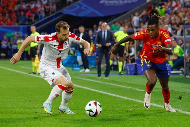 Spain s Nico Williams (R) in action against Georgia s Otar Kakabadze (L) during the Euro2024 round of 16 soccer match between Spain and Georgia at RheinEnergieStadion in Cologne, Germany, 30 June 2024. Spain vs. Georgia !ACHTUNG: NUR REDAKTIONELLE NUTZUNG!  Copyright: xJ.J.Guillenx GRAF9880 20240630-55014023088_1