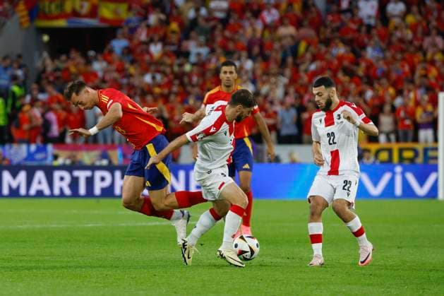 Spain s Fabian Ruiz (L) in action against Georgia s Guram Kashia (C) and Georges Mikautadze (R) during the Euro2024 round of 16 soccer match between Spain and Georgia at RheinEnergieStadion in Cologne, Germany, 30 June 2024. Spain vs. Georgia !ACHTUNG: NUR REDAKTIONELLE NUTZUNG!  Copyright: xJ.J.Guillenx GRAF9879 20240630-55014023100_1
