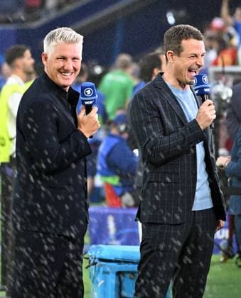 30 06 2024, xsltx, European Football Championship 2024 1 8 Final, Spain Georgia emspor, v l Commentator Bastian Schweinsteiger DFL DFB REGULATIONS PROHIBIT ANY USE OF PHOTOGRAPHS as IMAGE SEQUENCES and or QUASI VIDEO Köln