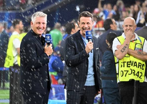 30 06 2024, xsltx, European Football Championship 2024 1 8 Final, Spain Georgia emspor, v l Commentator Bastian Schweinsteiger DFL DFB REGULATIONS PROHIBIT ANY USE OF PHOTOGRAPHS as IMAGE SEQUENCES and or QUASI VIDEO Köln