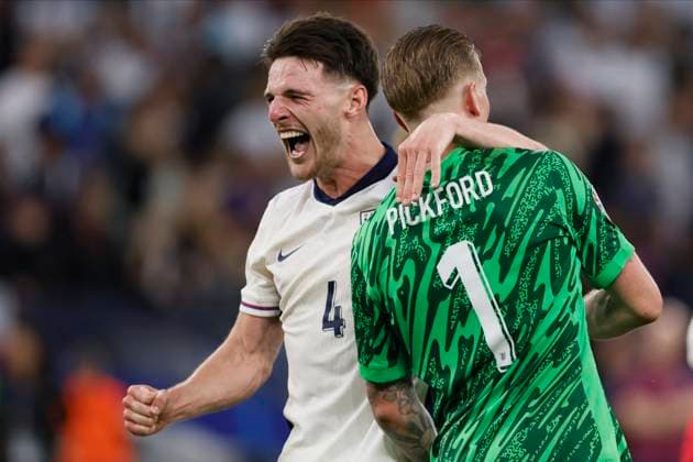 England v Slovakia: Round of 16 - UEFA EURO, EM, Europameisterschaft,Fussball 2024 Declan Rice of England and Jordan Pickford, Goalkeeper of England celebrate after the UEFA EURO 2024 round of 16 match between England and Slovakia at Arena AufSchalke on June 30, 2024 in Gelsenkirchen, Germany. Gelsenkirchen Arena AufSchalke Germany Germany Copyright: xRichardxSellers Sportsphoto APLx 14043434