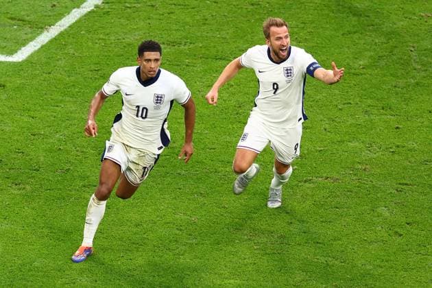 England - Slowakei 30. Juni 2024, Gelsenkirchen UEFA EURO Achtelfinale England - Slowakei Jude Bellingham feiert mit Harry Kane den Ausgleichstreffer, der England in die Verlängerung bringt Foto Charlotte Wilson Abseits Gelsenkirchen Deutschland  Copyright: xCharlottexWilsonx xOffsidexOffside