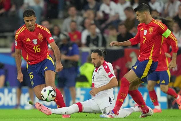 Spain s Rodri Spain s Alvaro Morata fight for the ball with Georgia s Budu Zivzivadze during the Euro 2024 soccer match between Spain and Georgia at the Cologne Stadium , Cologne , Germany - Sunday 30 June 2024. - Soccer .  Copyright: xSpada LaPressex