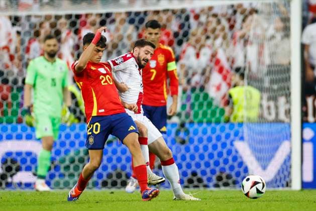 Spain s Pedri (L) in action against Georgia s Giorgi Mamardashvili (C) during the Euro2024 round of 16 soccer match between Spain and Georgia at RheinEnergieStadion in Cologne, Germany, 30 June 2024. Spain vs. Georgia !ACHTUNG: NUR REDAKTIONELLE NUTZUNG!  Copyright: xAlbertoxEstevezx GRAF9885 20240630-55014023141_1