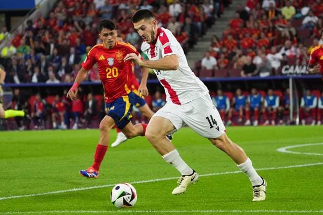 Luka Lochoshvili Georgia, Georgia, 14 in duel against Pedri Spain Spain, 20 Cologne 30 06 2024 Spain vs Georgia, EURO2024 M37, Round of 16, EM Arena Cologne