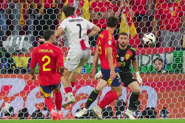 Sport Bilder des Tages Georgia s Khvicha Kvaratskhelia scores ( own goal spain )goal 0-1 during the Euro 2024 soccer match between Spain and Georgia at the Cologne Stadium , Cologne , Germany - Sunday 30 June 2024. - Soccer .  Copyright: xSpada LaPressex