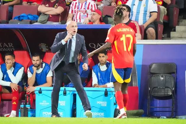 Coach Luis de la Fuente Spain Spain gives Nico Williams Spain Spain, 17 Instructions Cologne 30 06 2024 Spain vs Georgia, EURO2024 M37, Round of 16, EM Arena Cologne