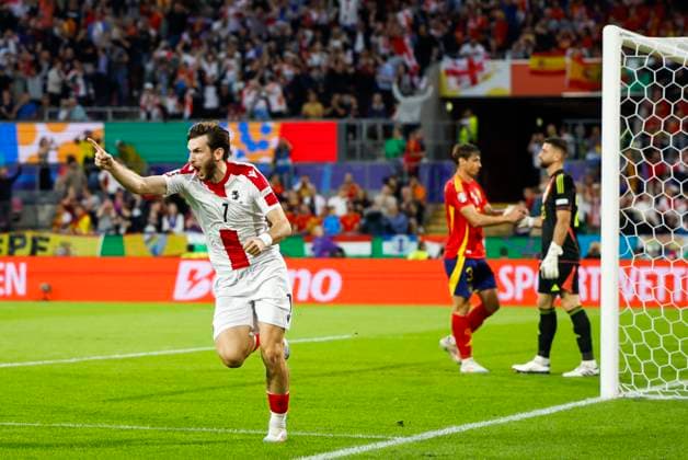 Georgia s Khvicha Kvaratskhelia celebrates the 0-1 during the Euro2024 round of 16 soccer match between Spain and Georgia at RheinEnergieStadion in Cologne, Germany, 30 June 2024. Spain vs. Georgia !ACHTUNG: NUR REDAKTIONELLE NUTZUNG!  Copyright: xAlbertoxEstevezx GRAF9905 20240630-55014023268_1