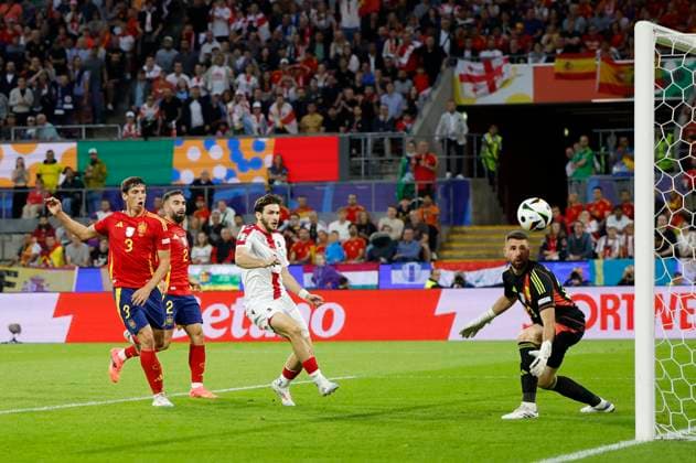 Spain s Robin Le Normand (L) scores an own goal (0-1) during the Euro2024 round of 16 soccer match between Spain and Georgia at RheinEnergieStadion in Cologne, Germany, 30 June 2024. Spain vs. Georgia !ACHTUNG: NUR REDAKTIONELLE NUTZUNG!  Copyright: xAlbertoxEstevezx GRAF9907 20240630-55014023276_1
