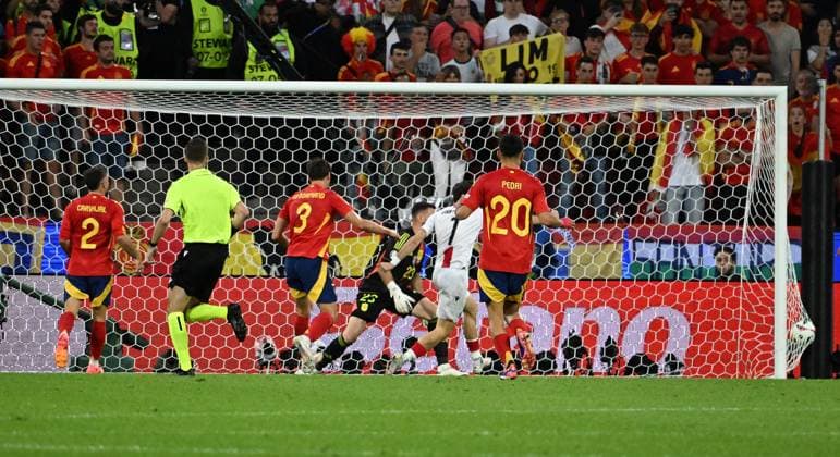 30 06 2024, xsltx, European Football Championship 2024 1 8 Final, Spain Georgia emspor, v l Daniel Carvajal Ramos Spain , Khvicha Kvaratskhelia Georgia , Robin Aime Le Normand Mainfray Spain Own goal 1 0 Georgia, Unai Simon Mendibil Spain UEFA REGULATIONS PROHIBIT ANY USE OF PHOTOGRAPHS as IMAGE SEQUENCES and or QUASI VIDEO Köln