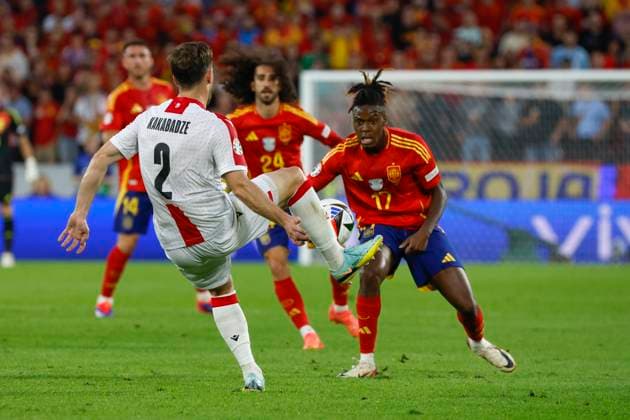 Spain s Nico Williams (R) in action against Georgia s Otar Kakabadze (L) during the Euro2024 round of 16 soccer match between Spain and Georgia at RheinEnergieStadion in Cologne, Germany, 30 June 2024. Spain vs. Georgia !ACHTUNG: NUR REDAKTIONELLE NUTZUNG!  Copyright: xJ.J.Guillenx GRAF9910 20240630-55014023310_1
