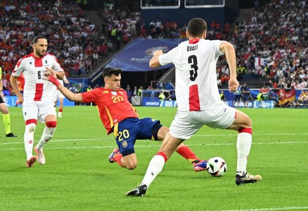 30 06 2024, xsltx, European Football Championship 2024 1 8 Final, Spain Georgia emspor, v l Pedro Gonzalez Lopez Pedri Spain , Lasha Dvali Georgia DFL DFB REGULATIONS PROHIBIT ANY USE OF PHOTOGRAPHS as IMAGE SEQUENCES and or QUASI VIDEO Köln