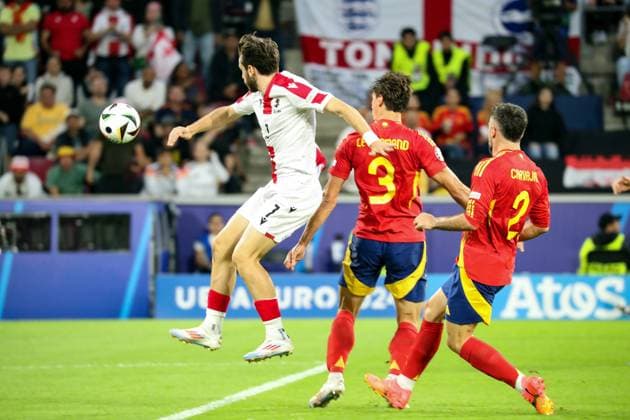 Germany - UEFA EURO, EM, Europameisterschaft,Fussball 2024 - Spain and Georgia - 30 06 2024 GERMANY, COLOGNE, JUNE 30. Khvicha Kvaratskhelia of Georgia scores a goal under pressure from Robin Le Normand of Spain during the UEFA EURO 2024 round of 16 match between Spain and Georgia, on June 24, 2024 at Cologne Stadium in Cologne, Germany. Photo by Manuel Blondeau AOP.Press Cologne Cologne Stadium Germany Copyright: x ManuelxBlondeau AOP.Pressx AOP20240630 0002