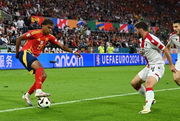 30 06 2024, xsltx, European Football Championship 2024 1 8 Final, Spain Georgia emspor, v l lamine Yamal Nasraoui Ebana Spain , Otari Kiteishvili Georgia DFL DFB REGULATIONS PROHIBIT ANY USE OF PHOTOGRAPHS as IMAGE SEQUENCES and or QUASI VIDEO Köln