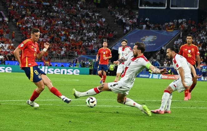 30 06 2024, xsltx, European Football Championship 2024 1 8 Final, Spain Georgia emspor, v l Fabian Ruiz Pena Spain , Guram Kashia Georgia , Giorgi Kochorashvili Georgia DFL DFB REGULATIONS PROHIBIT ANY USE OF PHOTOGRAPHS as IMAGE SEQUENCES and or QUASI VIDEO Köln