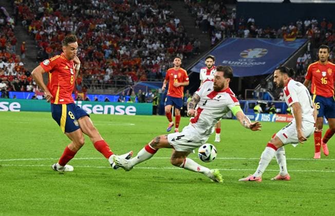 30 06 2024, xsltx, European Football Championship 2024 1 8 Final, Spain Georgia emspor, v l Fabian Ruiz Pena Spain , Guram Kashia Georgia , Giorgi Kochorashvili Georgia DFL DFB REGULATIONS PROHIBIT ANY USE OF PHOTOGRAPHS as IMAGE SEQUENCES and or QUASI VIDEO Köln