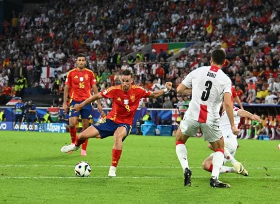 30 06 2024, xsltx, European Football Championship 2024 1 8 Final, Spain Georgia emspor, v l Fabian Ruiz Pena Spain , Lasha Dvali Georgia DFL DFB REGULATIONS PROHIBIT ANY USE OF PHOTOGRAPHS as IMAGE SEQUENCES and or QUASI VIDEO Köln