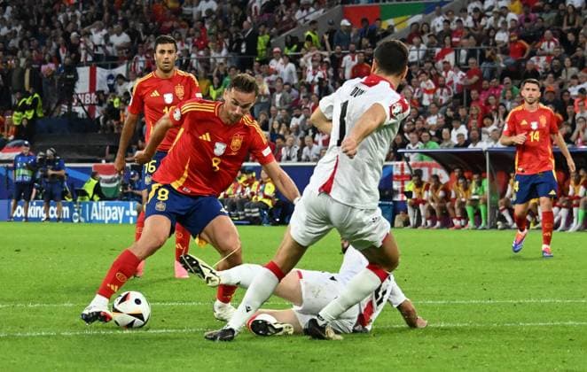 30 06 2024, xsltx, European Football Championship 2024 1 8 Final, Spain Georgia emspor, v l Fabian Ruiz Pena Spain , Lasha Dvali Georgia DFL DFB REGULATIONS PROHIBIT ANY USE OF PHOTOGRAPHS as IMAGE SEQUENCES and or QUASI VIDEO Köln