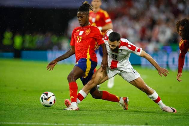 Spain s Nico Williams (L) in action against Georgia s Georges Mikautadze (R) during the Euro2024 round of 16 soccer match between Spain and Georgia at RheinEnergieStadion in Cologne, Germany, 30 June 2024. Spain vs. Georgia !ACHTUNG: NUR REDAKTIONELLE NUTZUNG!  Copyright: xAlbertoxEstevezx GRAF9912 20240630-55014023326_1