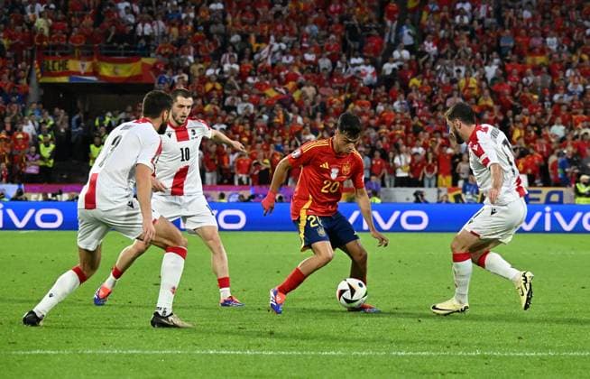 30 06 2024, xsltx, European Football Championship 2024 1 8 Final, Spain Georgia emspor, v l Lasha Dvali Georgia , Giorgi Chakvetadze Georgia , Pedro Gonzalez Lopez Pedri Spain , Otari Kiteishvili Georgia DFL DFB REGULATIONS PROHIBIT ANY USE OF PHOTOGRAPHS as IMAGE SEQUENCES and or QUASI VIDEO Köln