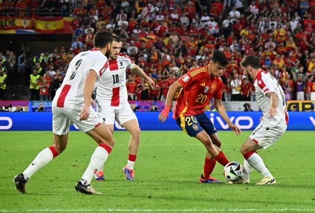 30 06 2024, xsltx, European Football Championship 2024 1 8 Final, Spain Georgia emspor, v l Lasha Dvali Georgia , Giorgi Chakvetadze Georgia , Pedro Gonzalez Lopez Pedri Spain , Otari Kiteishvili Georgia DFL DFB REGULATIONS PROHIBIT ANY USE OF PHOTOGRAPHS as IMAGE SEQUENCES and or QUASI VIDEO Köln