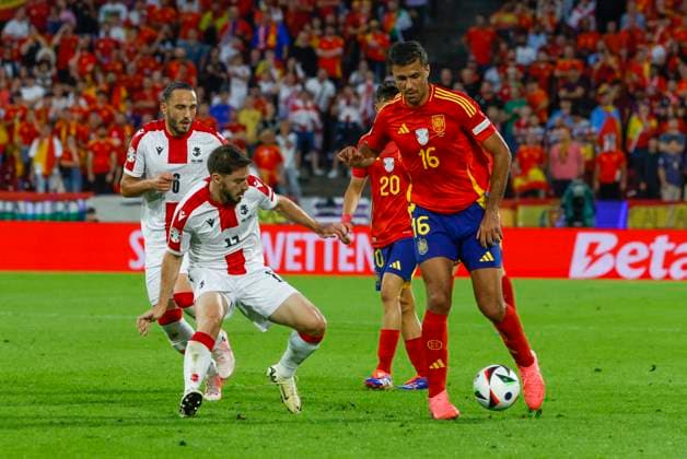 Spain s Rodri Hernandez (R) in action against Georgia s Otar Kiteishvili (2-L) during the Euro2024 round of 16 soccer match between Spain and Georgia at RheinEnergieStadion in Cologne, Germany, 30 June 2024. Spain vs. Georgia !ACHTUNG: NUR REDAKTIONELLE NUTZUNG!  Copyright: xJ.J.Guillenx GRAF9909 20240630-55014023360_1