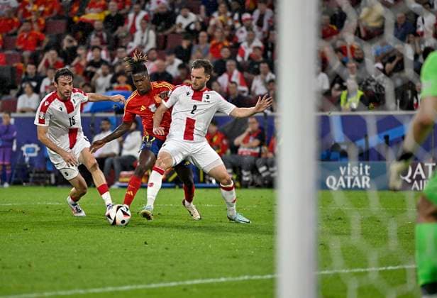 30 06 2024, Football UEFA EURO 2024, round of 16, Spain Georgia, at Cologne Stadium, from left Giorgi Gvelesiani Georgia , Nico Williams Spain and Otar Kakabadze Georgia in a duel for the ball