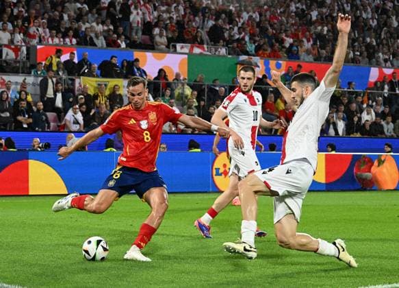 30 06 2024, xsltx, European Football Championship 2024 1 8 Final, Spain Georgia emspor, v l Giorgi Chakvetadze Georgia , Fabian Ruiz Pena Spain , Guram Kashia Georgia DFL DFB REGULATIONS PROHIBIT ANY USE OF PHOTOGRAPHS as IMAGE SEQUENCES and or QUASI VIDEO Köln