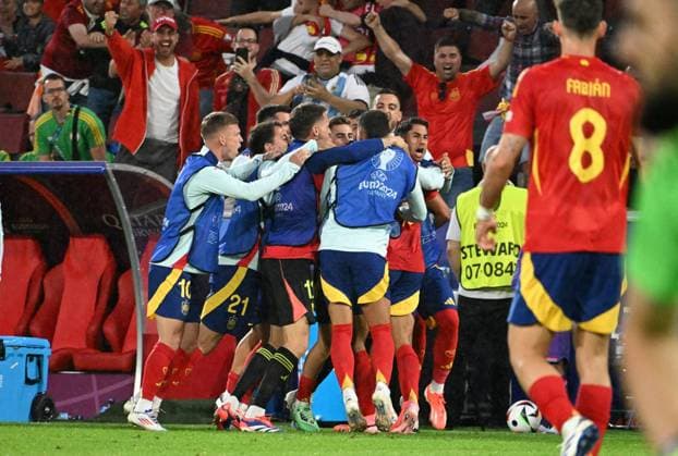 30 06 2024, xsltx, Football EM 2024 1 8 Final, Spain Georgia emspor, v l Rodrigo Hernandez Cascante Spain celebrate the goal, Der Torjubel zum 1 1 UEFA REGULATIONS PROHIBIT ANY USE OF PHOTOGRAPHS as IMAGE SEQUENCES and or QUASI VIDEO Köln