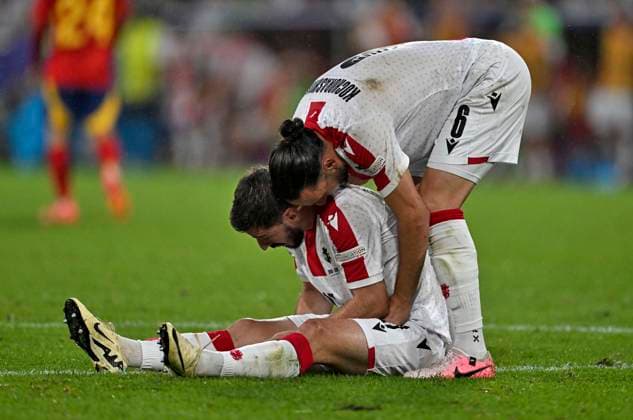 30 06 2024, Football UEFA EURO 2024, round of 16, Spain Georgia, in Cologne Stadium, Otar Kiteishvili Georgia on the ground, his colleague Giorgi Kochorashvili Georgia wants to help him up
