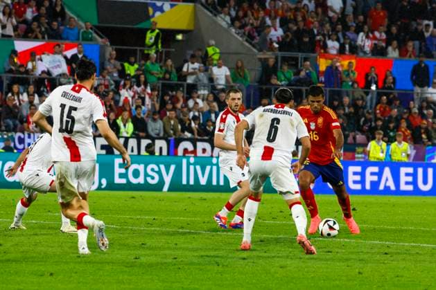 Spain s Rodri Hernandez (R) scores the 1-1 during the Euro2024 round of 16 soccer match between Spain and Georgia at RheinEnergieStadion in Cologne, Germany, 30 June 2024. Spain vs. Georgia !ACHTUNG: NUR REDAKTIONELLE NUTZUNG!  Copyright: xJ.J.Guillenx GRAF9917 20240630-55014023428_1