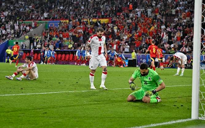 30 06 2024, Football UEFA EURO 2024, round of 16, Spain Georgia, at Cologne Stadium, f l Guram Kashia Georgia and Giorgi Mamardashvili Georgia are beaten