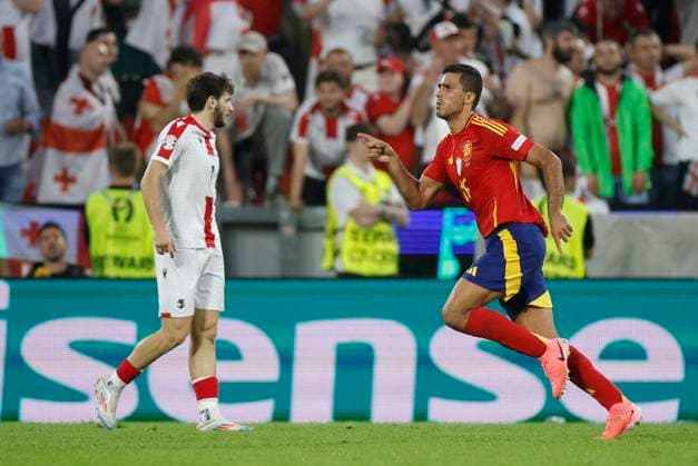 Spain s Rodri Hernandez celebrates after scoring the 1-1 during the Euro2024 round of 16 soccer match between Spain and Georgia at RheinEnergieStadion in Cologne, Germany, 30 June 2024. Spain vs. Georgia !ACHTUNG: NUR REDAKTIONELLE NUTZUNG!  Copyright: xAlbertoxEstevezx GRAF9921 20240630-55014023448_1
