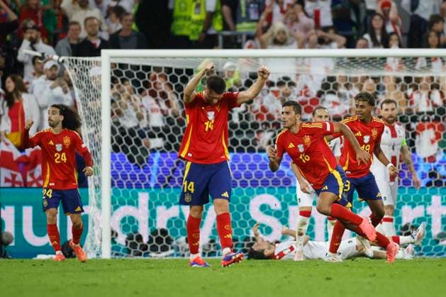 Spain s Rodri Hernandez celebrates after scoring the 1-1 during the Euro2024 round of 16 soccer match between Spain and Georgia at RheinEnergieStadion in Cologne, Germany, 30 June 2024. Spain vs. Georgia !ACHTUNG: NUR REDAKTIONELLE NUTZUNG!  Copyright: xAlbertoxEstevezx GRAF9923 20240630-55014023466_1