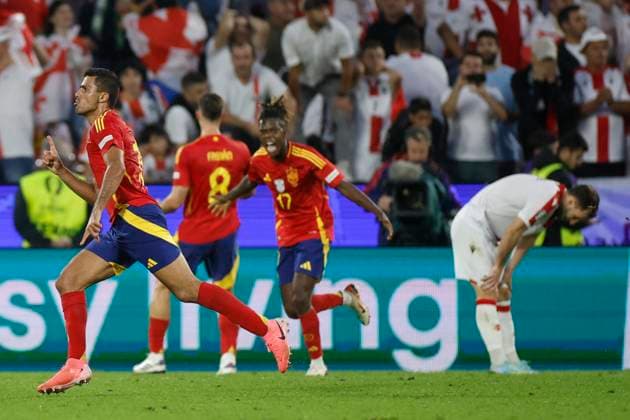 Spain s Rodri Hernandez celebrates after scoring the 1-1 during the Euro2024 round of 16 soccer match between Spain and Georgia at RheinEnergieStadion in Cologne, Germany, 30 June 2024. Spain vs. Georgia !ACHTUNG: NUR REDAKTIONELLE NUTZUNG!  Copyright: xAlbertoxEstevezx GRAF9924 20240630-55014023468_1