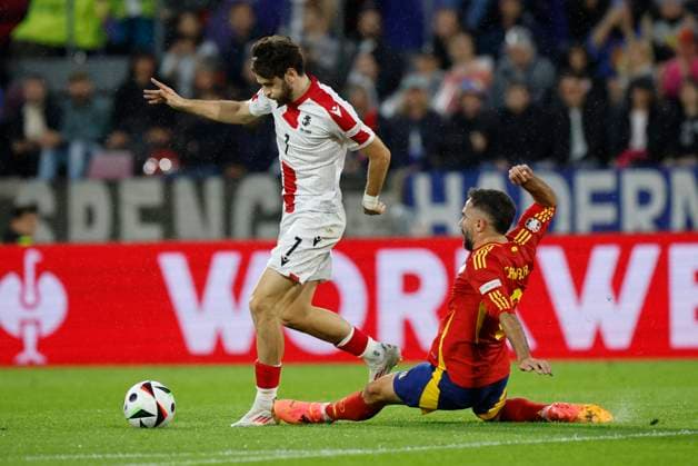 Spain s Dani Carvajal (R) in action against Georgia s Khvicha Kvaratskhelia (L) during the Euro2024 round of 16 soccer match between Spain and Georgia at RheinEnergieStadion in Cologne, Germany, 30 June 2024. Spain vs. Georgia !ACHTUNG: NUR REDAKTIONELLE NUTZUNG!  Copyright: xAlbertoxEstevezx GRAF9930 20240630-55014023483_1