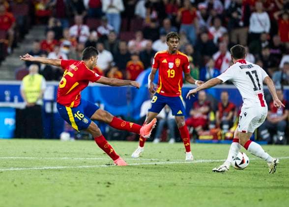 Koeln, RheinEnergieStadion, 30 06 2024 Rodri of SPain scores the 1 1 goal during the match UEFA European Championship 2024 Spain vs Georgia