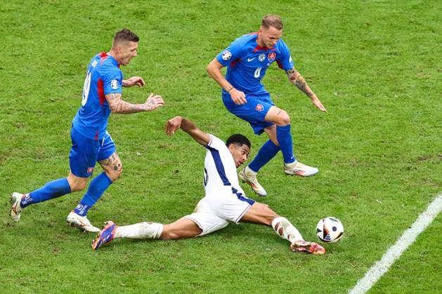 England gegen die Slowakei 30. Juni 2024, Gelsenkirchen UEFA EURO-Achtelfinale England gegen die Slowakei Juraj Kucka und Ondrej Duda von der Slowakei stellen sich dem Engländer Jude Bellingham in den Weg, der sich streckt, um den Ball am Boden zu kontrollieren Foto Charlotte Wilson Abseits Gelsenkirchen Deutschland  Copyright: xCharlottexWilsonx xOffsidexOffside