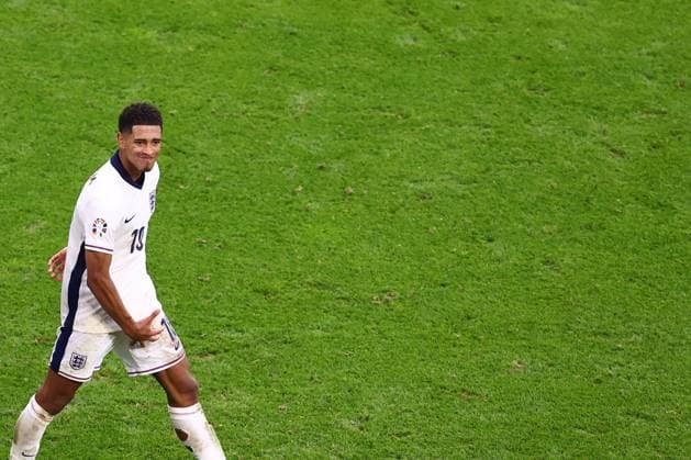 England gegen die Slowakei 30. Juni 2024, Gelsenkirchen UEFA EURO Achtelfinale England gegen die Slowakei Jude Bellingham aus England feiert den Ausgleichstreffer mit einer Geste zu seinem Körper Foto Charlotte Wilson Abseits Gelsenkirchen Deutschland  Copyright: xCharlottexWilsonx xOffsidexOffside