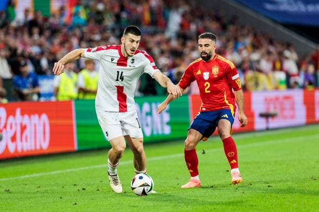 UEFA EURO 2024 Spain Georgia 30 06 2024 duel Luka Lochoshvili Georgia, 14 , Daniel Carvajal Spain, 2 UEFA EURO 2024 Spain Georgia Cologne Stadium, Cologne on 30 06 2024 Copyright: xBEAUTIFULxSPORTS Wunderlx
