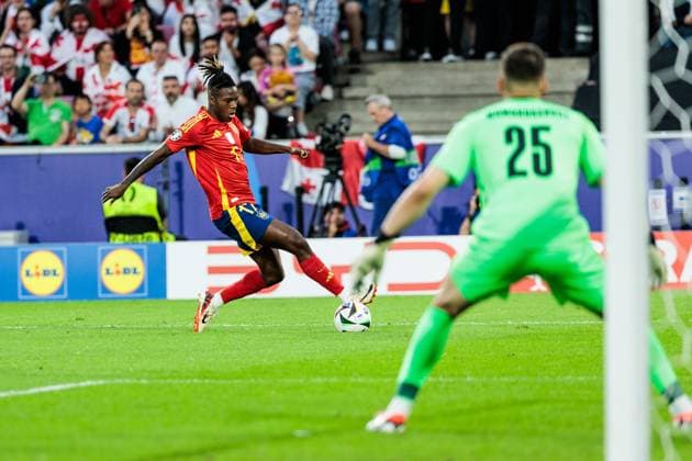 UEFA EURO 2024 Spain Georgia 30 06 2024 Duel Nico Williams Spain, 17 , Giorgi Mamardashvili Georgia, 25 UEFA EURO 2024 Spain Georgia Cologne Stadium, Cologne on 30 06 2024 Copyright: xBEAUTIFULxSPORTS Wunderlx