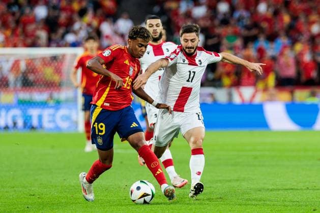 UEFA EURO 2024 Spain Georgia 30 06 2024 duel Lamine Yamal Spain, 19 , Otar Kiteishvili Georgia, 17 UEFA EURO 2024 Spain Georgia Cologne Stadium, Cologne on 30 06 2024 Copyright: xBEAUTIFULxSPORTS Wunderlx