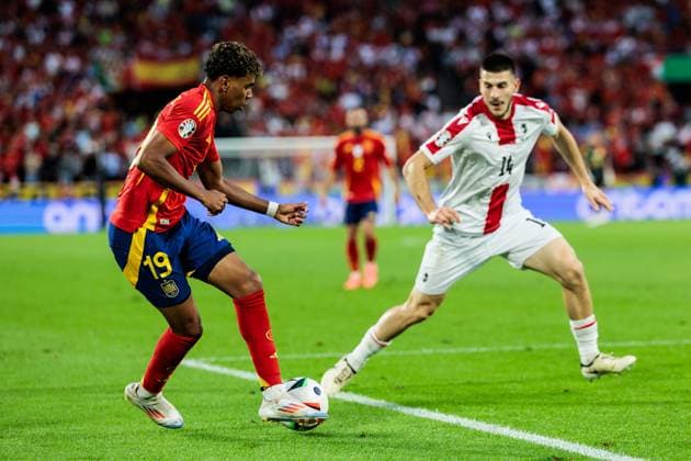 UEFA EURO 2024 Spain Georgia 30 06 2024 duel Lamine Yamal Spain, 19 , Luka Lochoshvili Georgia, 14 UEFA EURO 2024 Spain Georgia Cologne Stadium, Cologne on 30 06 2024 Copyright: xBEAUTIFULxSPORTS Wunderlx