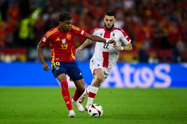 Spain v Georgia - UEFA EURO, EM, Europameisterschaft,Fussball 2024 Lamine Yamal of Spain comeptes for the ball with Georges Mikautadze of Georgia during the UEFA EURO 2024 round of 16 football match between Spain and Georgia. Cologne Germany Copyright: xNicolòxCampox